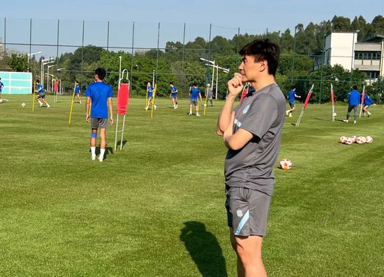 女主播扒开尿口给粉丝看